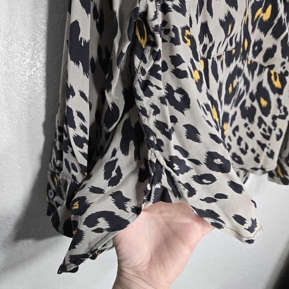 Equipment Femme Medium Silk Animal Print Button Crop Blouse - Picture 5 of 7
